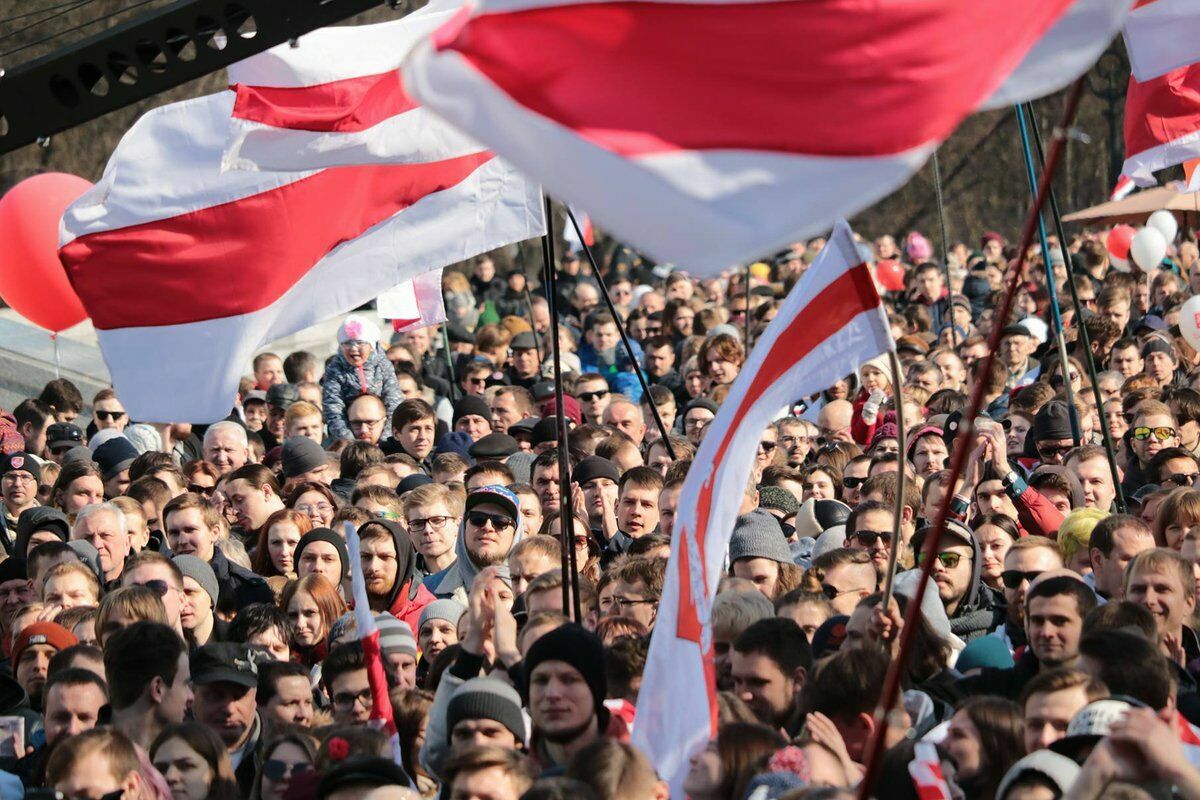 Символ свободы стал "символом нацизма". Белоруссия запретила бело-красно-белый флаг