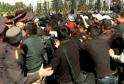 Милиция разогнала в Бишкеке митингующих за национализацию Кумтора