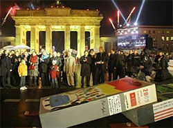 Дождь не помешал президентам разрушить новую Берлинскую стену