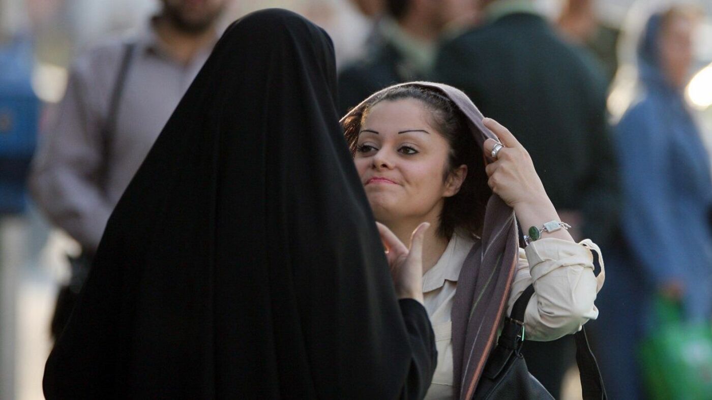 В Иране девушек заставили каяться в том, что танцевали на публике без чадры