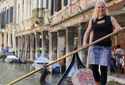 В Венеции появилась первая в истории гондольерша