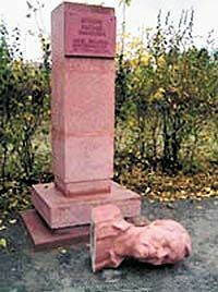 На Алтае вандалы разрушили памятник Шукшину