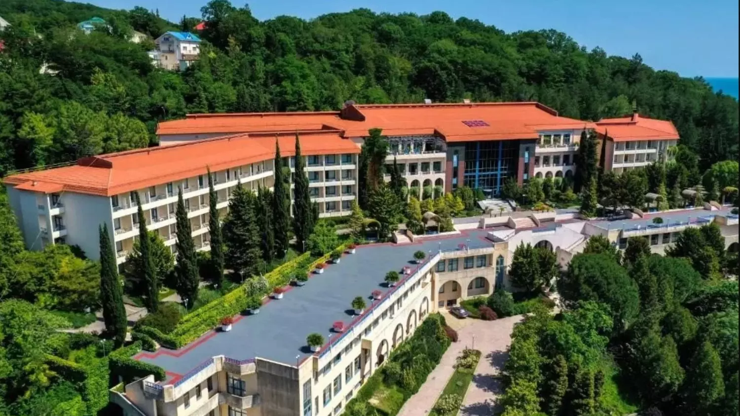 Черноморские санатории часто имеют собственную зелёную территорию и пляж