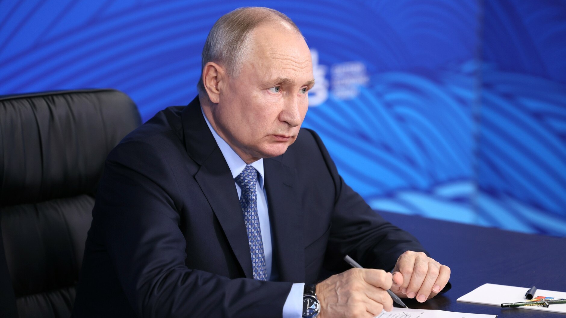 Путин: чиновники пересядут на Lada и «Москвич» «прямо сейчас»