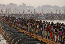 Более 30 млн паломников в Индии совершают омовение в Ганге
