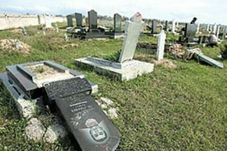 Воровство и вандализм на кладбищах процветает в России давно. Дело доходит до вскрытия могил.