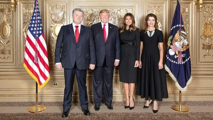 В соцсетях смеются над совместным фото Порошенко и Трампа