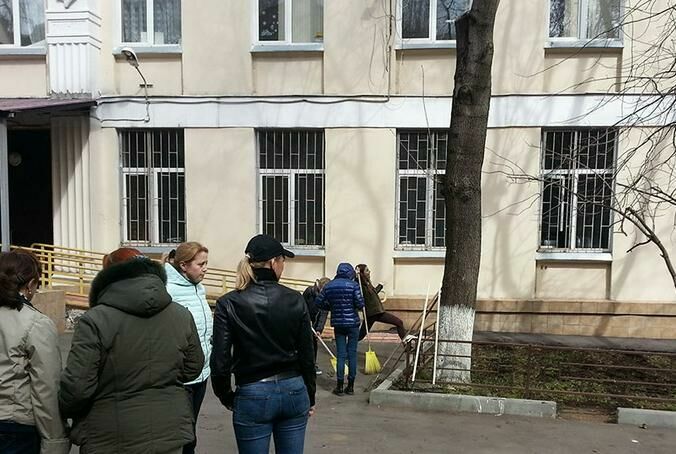 Директор московской школы уволилась после инцидента с травлей ученика сверстниками