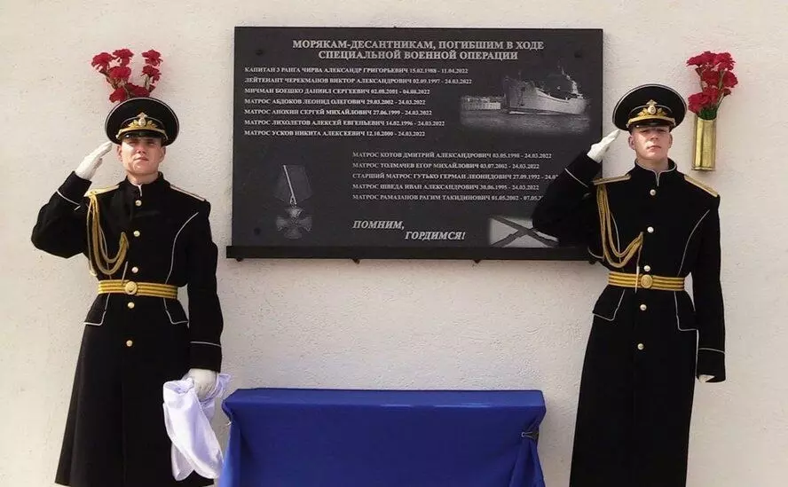 Церемонию открыл новоназначенный командующий Черноморским флотом Сергей Пинчук. Он подчеркнул, что более солидный памятник крейсеру «Москва» обязательно будет создан в Севастополе после окончания СВО.