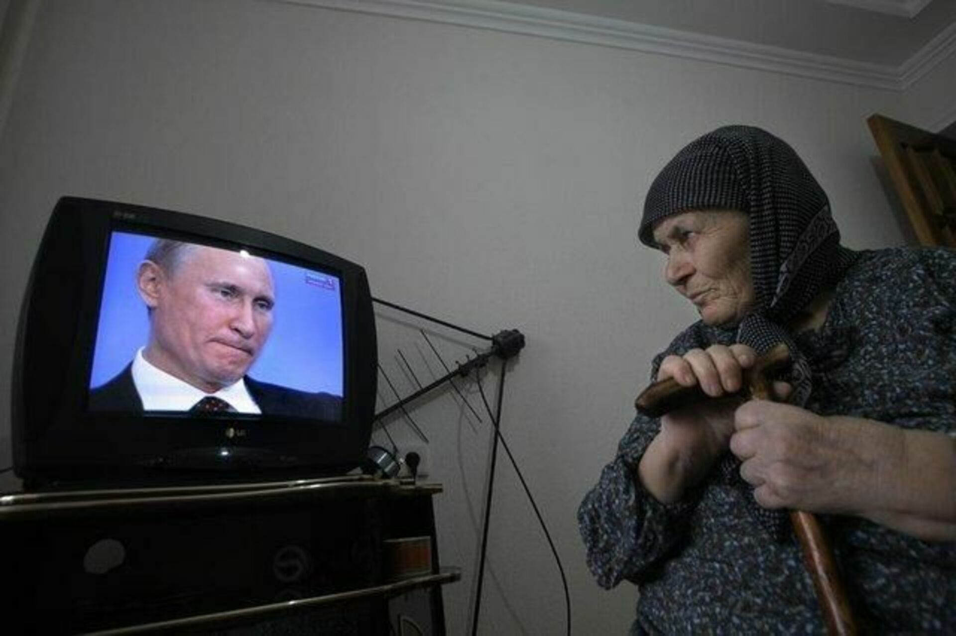 Россия просмотр просмотр телевизора. Бабушка у телевизора. Старики у телевизора.