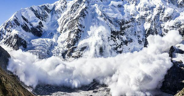 Лавина засыпала до 12 горнолыжников в Карачаево-Черкесии
