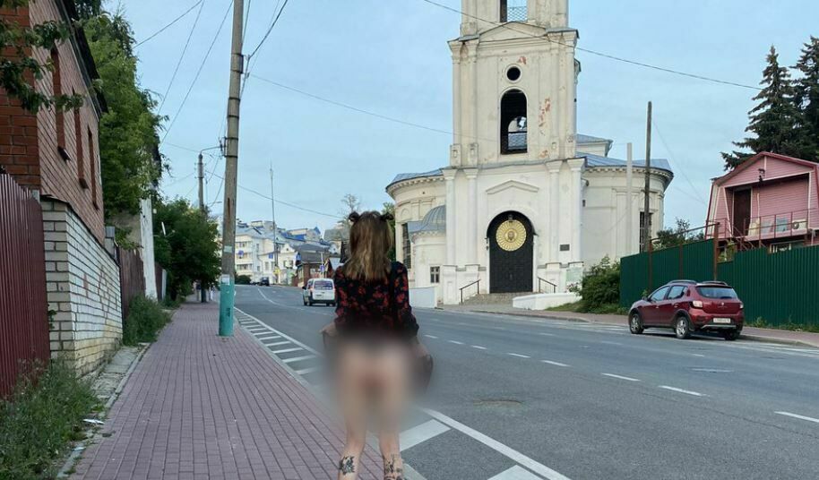 Жительницу Калуги оштрафовали за фото с поднятым платьем на фоне храма