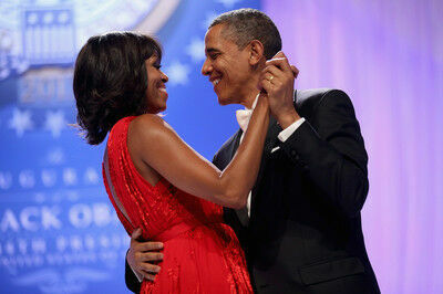 Обама принял президентскую присягу и станцевал с женой