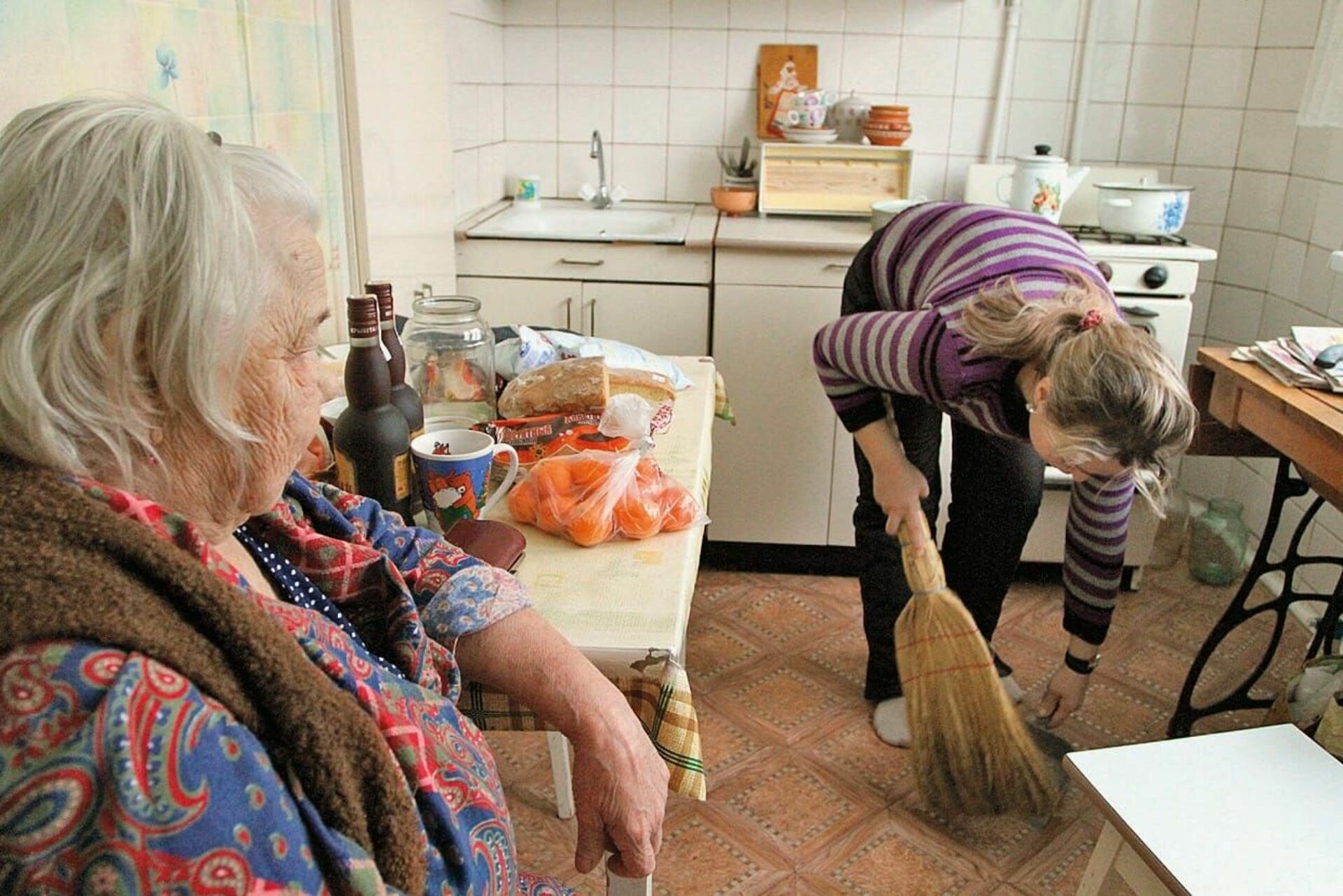 Бабушка не справится. Соц работник. Социальные услуги пожилым. Социальный работник на дому. Социально бытовые услуги для пожилых.