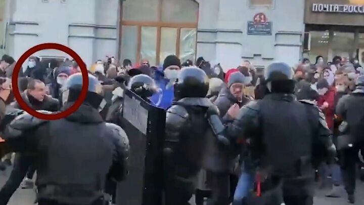 Во Владивостоке участник акции протеста, напавший на полицейского, сдался СК