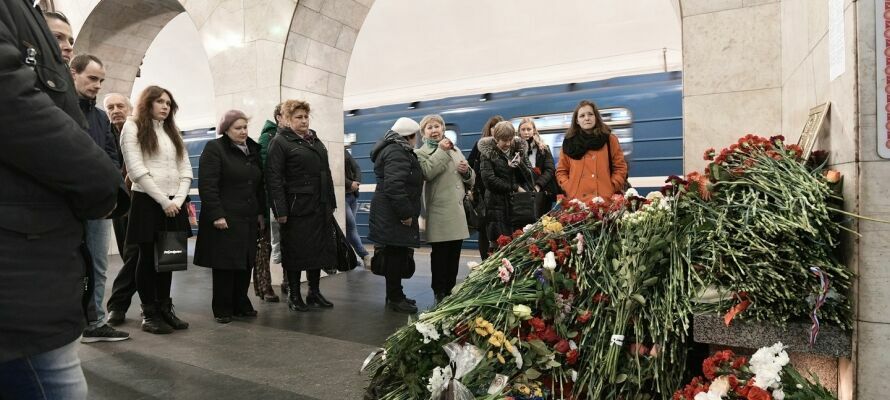 Сотрудников питерского метро наградили медалью "За спасение погибавших"