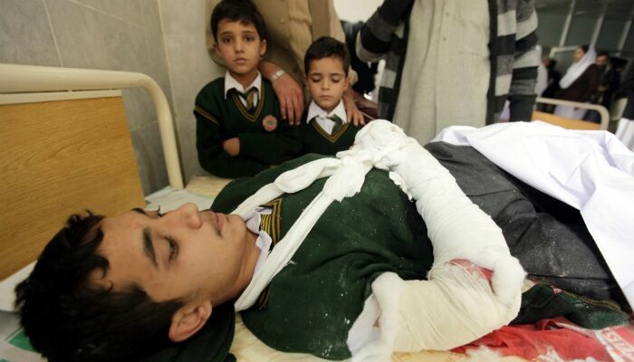 Теракт в Пакистане: жертвами нападения талибов на школу стали 104 человека