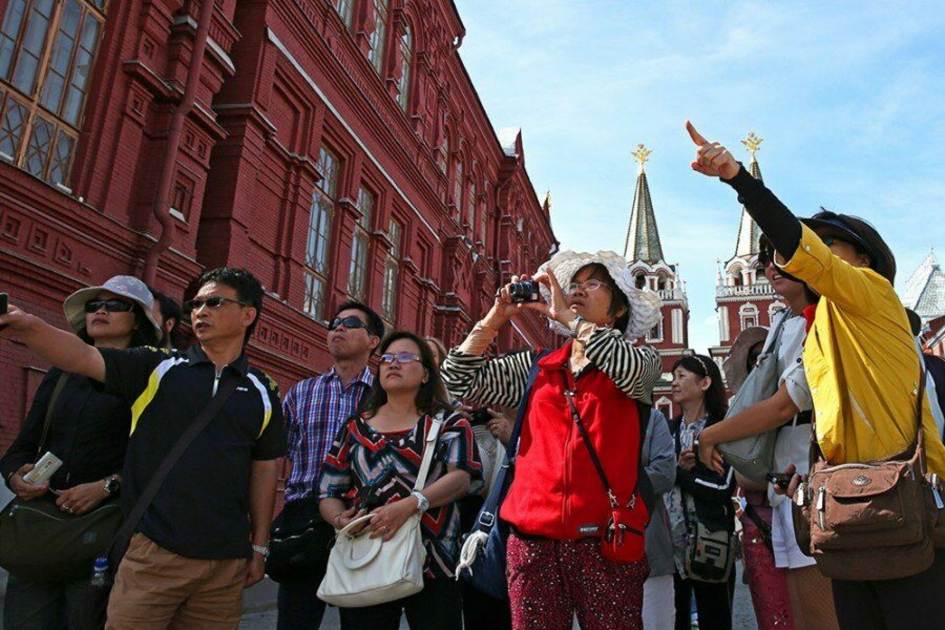 Группа зарубежных туристов своими глазами хочет. Туристы в Москве. Иностранные туристы. Иностранные туристы в России. Иностранцы в Москве.