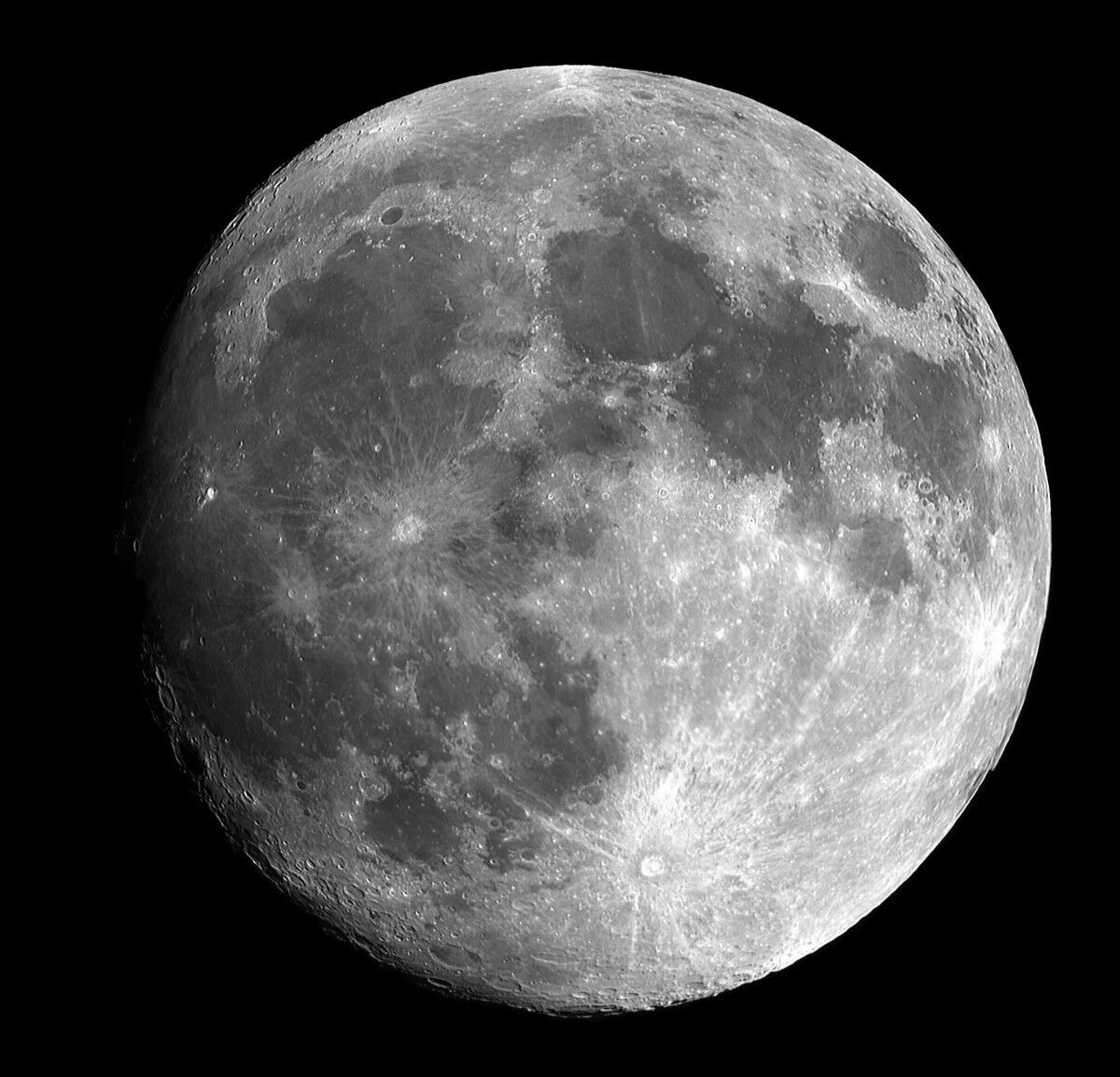 На Луне замечен новый кратер, появившийся от столкновения с ракетой