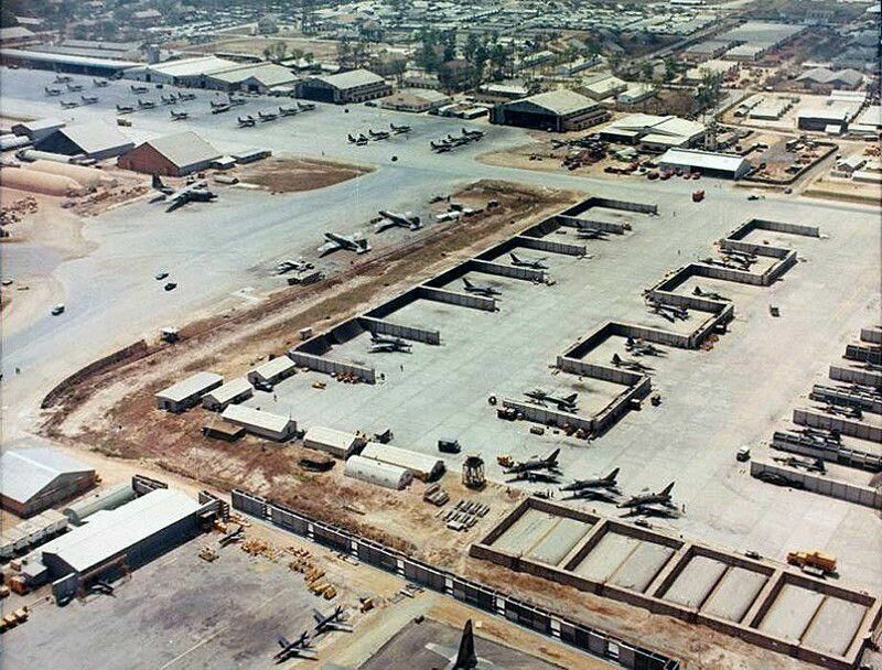 Защитные капониры для авиационной техники на американской авиабазе Бьенхоа, около 1966 года (с) ВВС США