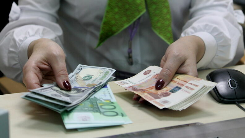Несколько банков России остановили процесс открытия счетов в валюте