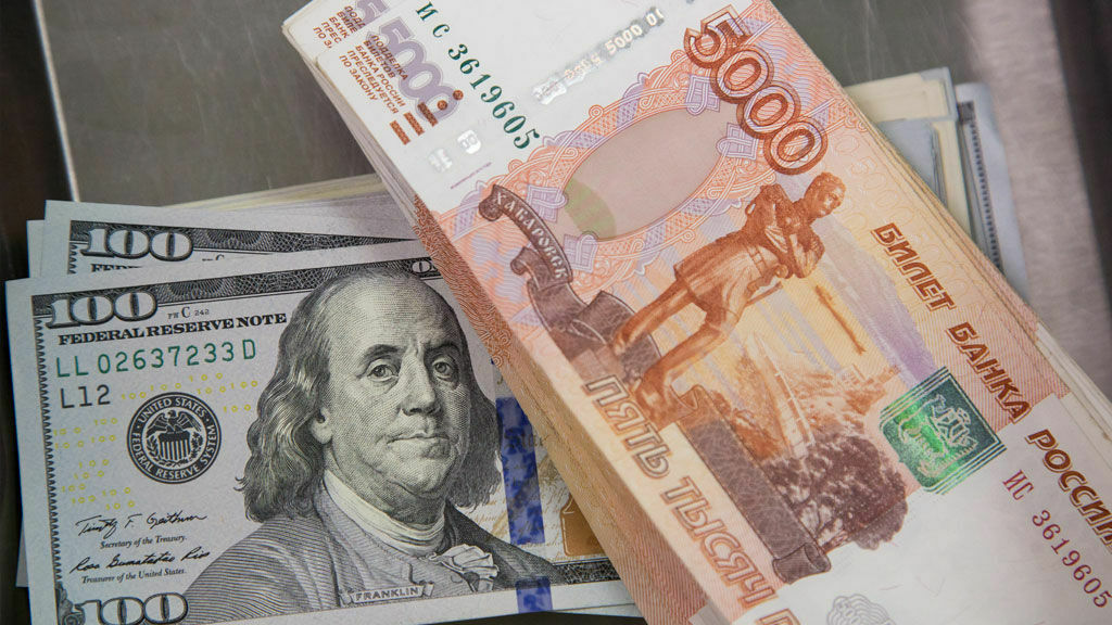 Падение рубля продолжается: доллар по 62,37, евро по 76,85