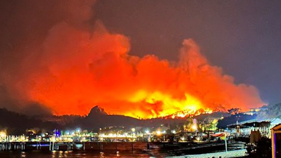 В Турции лесные пожары подбираются к отелям с туристами (ВИДЕО)