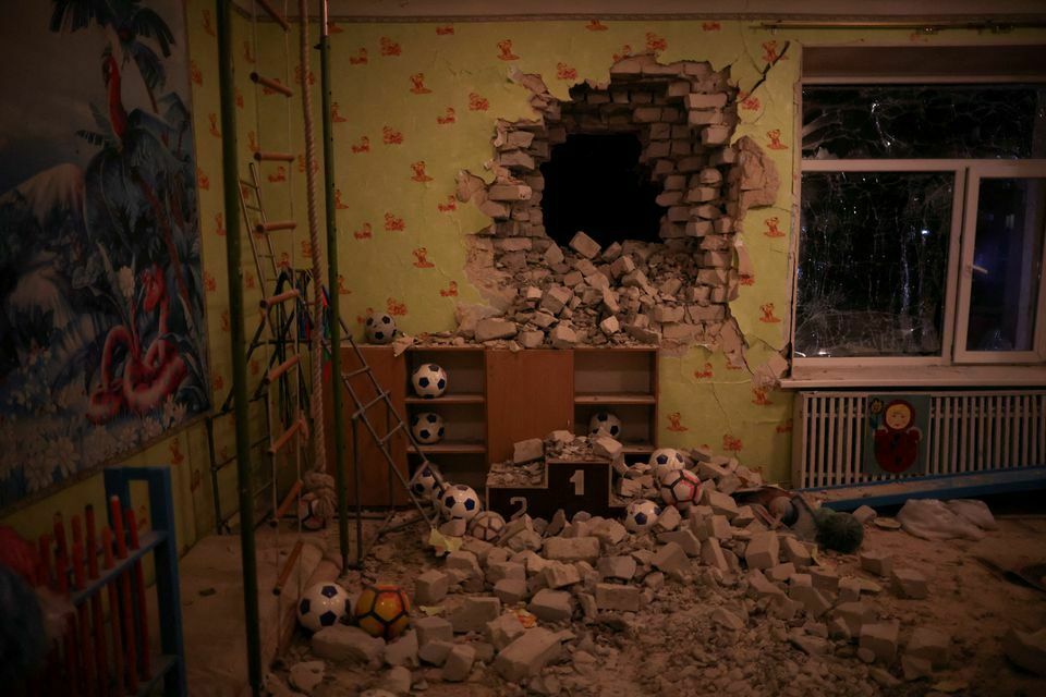 Разрушенный снарядом детсад в Луганске