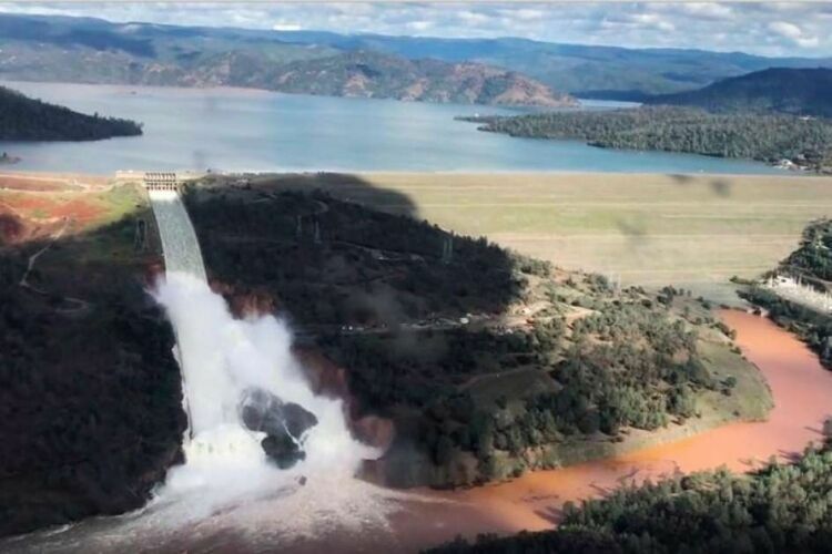 В Калифорнии эвакуируют жителей из-за риска прорыва самой высокой плотины