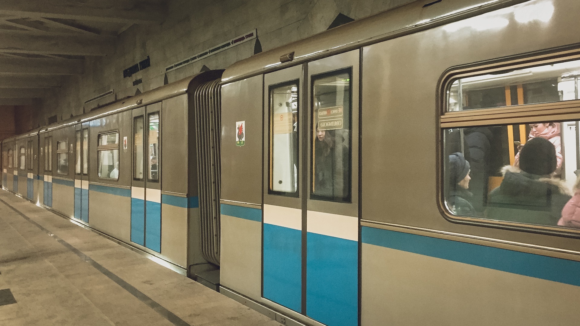 Человек погиб после падения на рельсы метро в Москве