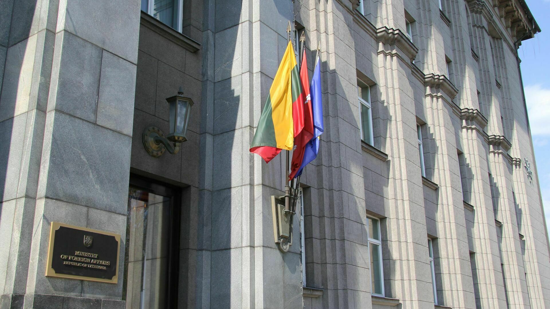 Вандалы облили краской в цвет украинского флага памятник советским воинам в Литве