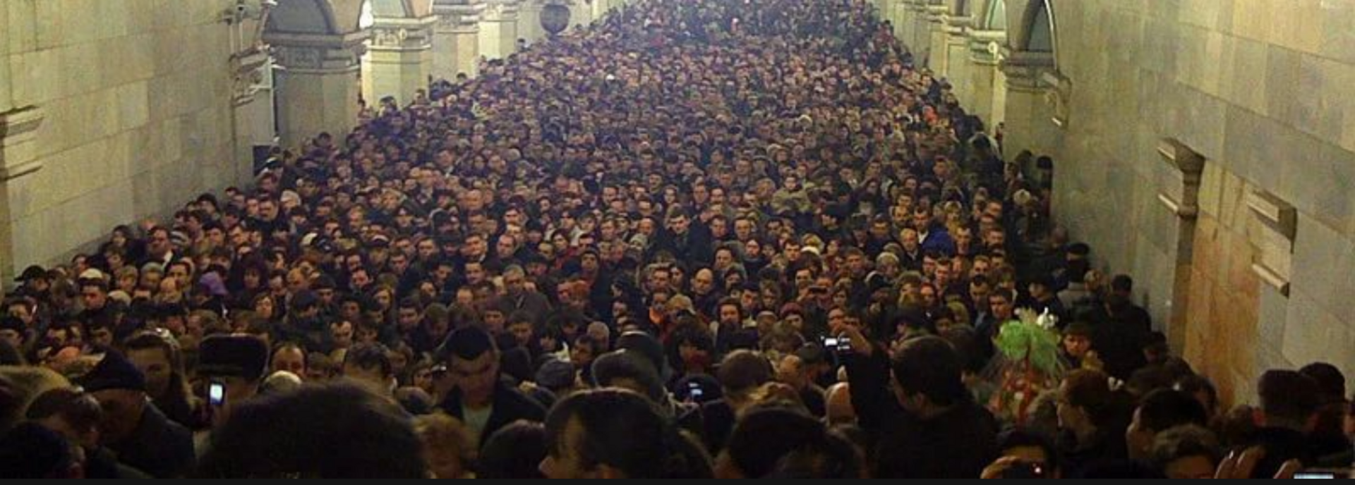 Сколько человек на станции. Давка в метро час пик Москве. Станция метро Комсомольская в час пик. Час пик в метро в Москве. Толпа людей в метро.