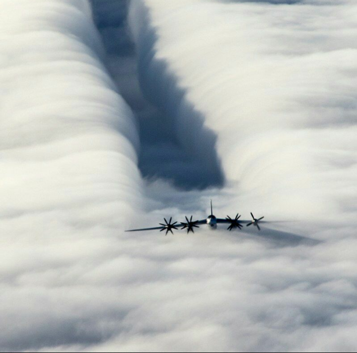 Фото дня: полёт "Медведя" в облаках