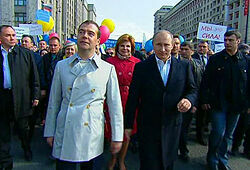 Медведев и Путин маршировали под плакатом «Мы – это сила!»