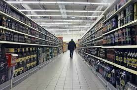 Депутаты предлагают закрывать полки со спиртным в магазинах шторками