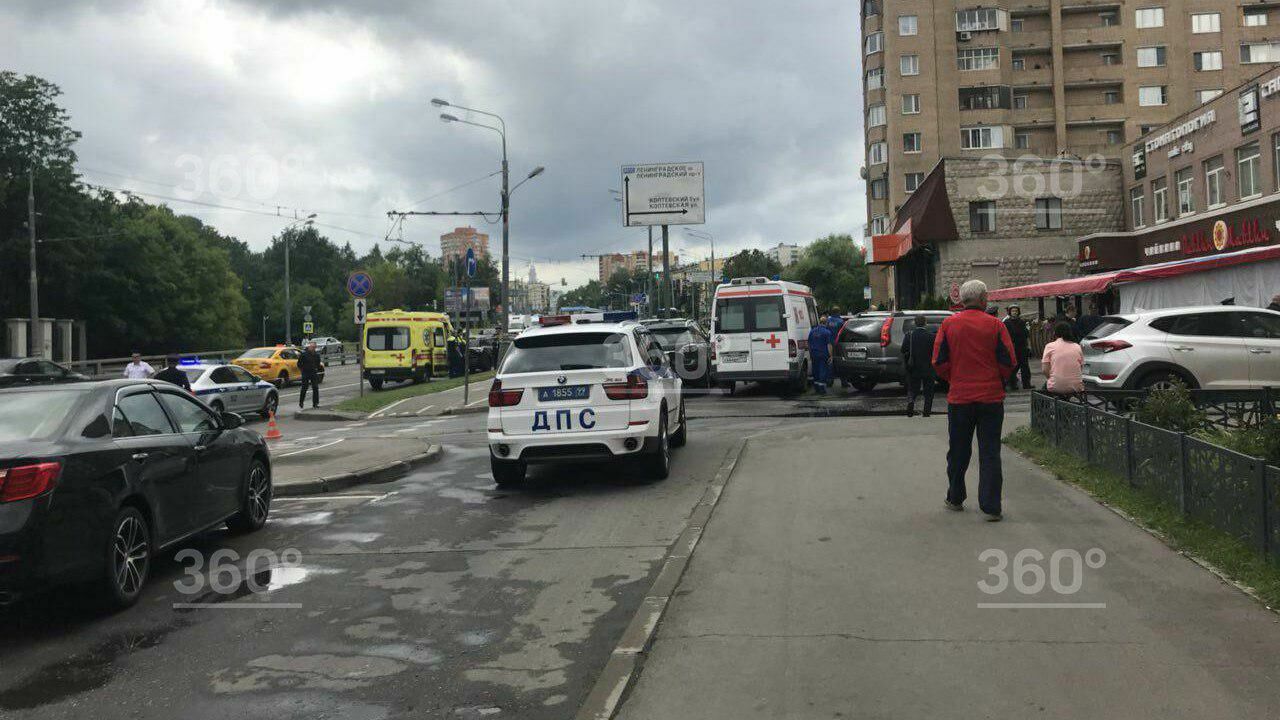 Неизвестный на севере Москвы захватил заложника