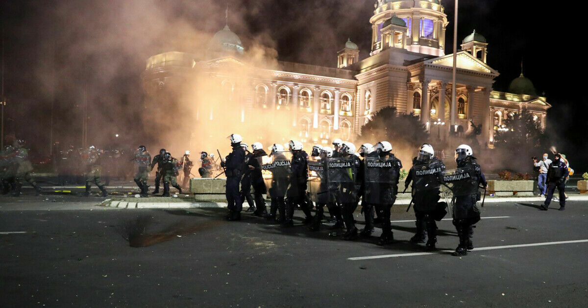 Протестующие против карантинных мер ворвались в парламент Сербии