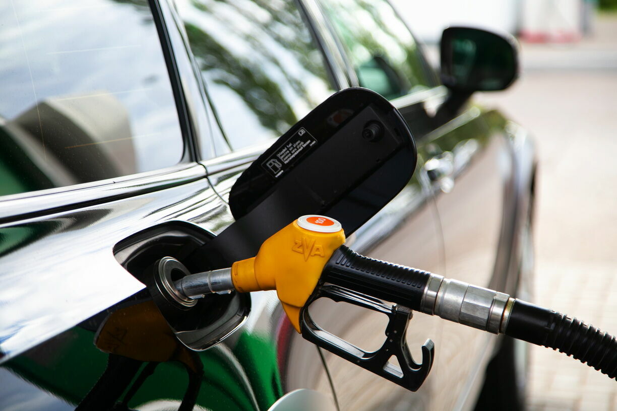 Бензин в феврале вновь подорожал почти на 1%