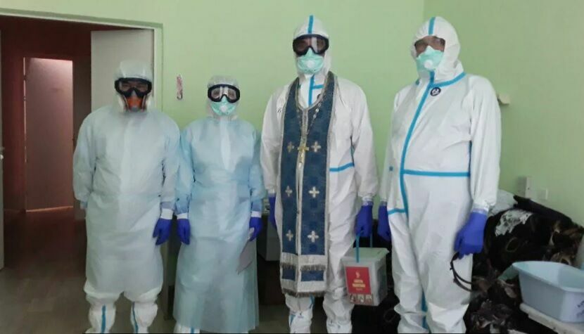 Священники Краснодарского края в защитных костюмах посетят больных коронавирусом