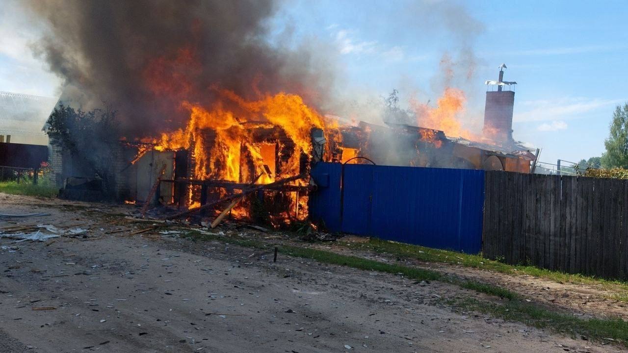 После обстрела брянского поселка Белая Березка загорелись два дома (ФОТО)