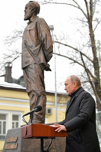 Президент Путин открыл в Москве памятник уроженцу Ставрополья Солженицыну в 2018 году, в день со дня 100-летия со дня рождения нобелевского лауреата.