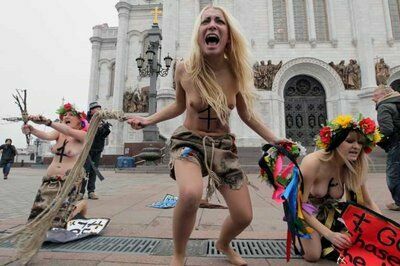 Активистки FEMEN встали грудью в защиту демократии в России