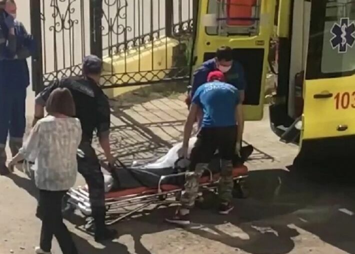 Пострадавшего от нападения ученика с ножом учителя в Прикамье перевели в реанимацию