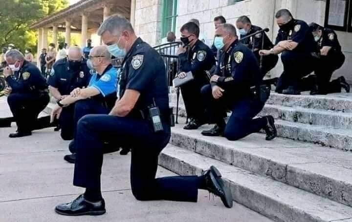 Фото дня: полиция Майами встала на колени перед протестующими