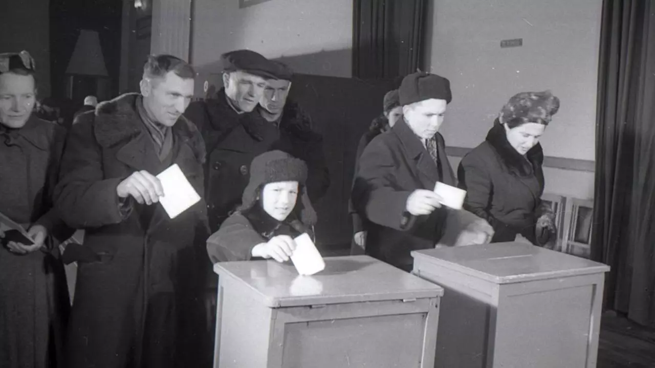 12 декабря 1993 года состоялся всенародный референдум по новому основному закону РФ