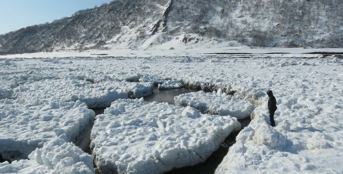 На Сахалине льдина с 300 рыбаками откололась от берега