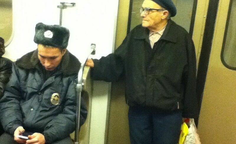 Никто не хочет уступать: старейший пассажир метро жалуется на сограждан