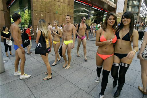 Парад плавок и бикини на улицах Сиднея