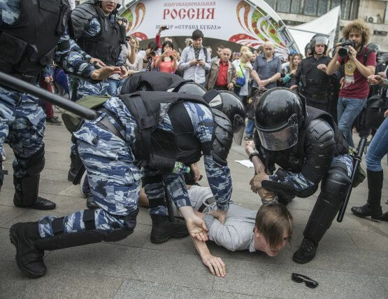 На взорвавшего петарду на митинге в Москве мужчину завели уголовное дело