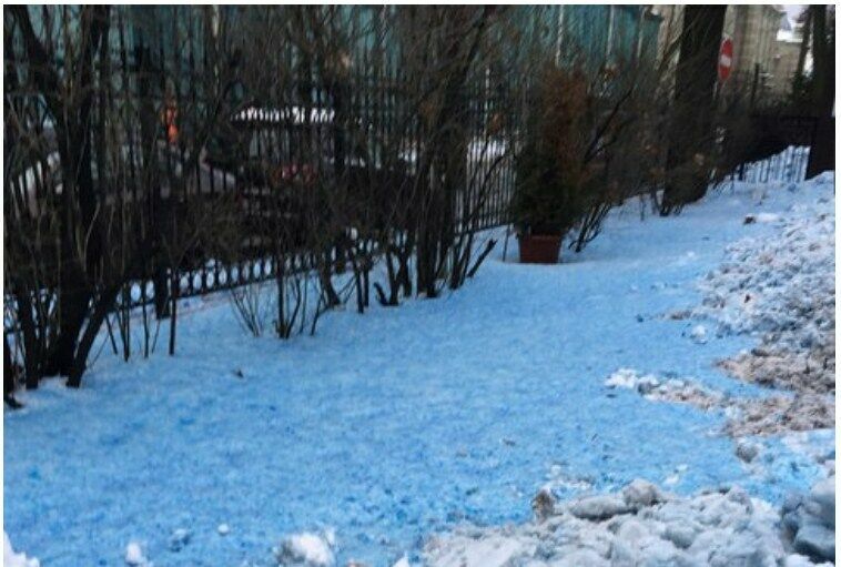 Фото дня: в Петербурге выпал синий снег